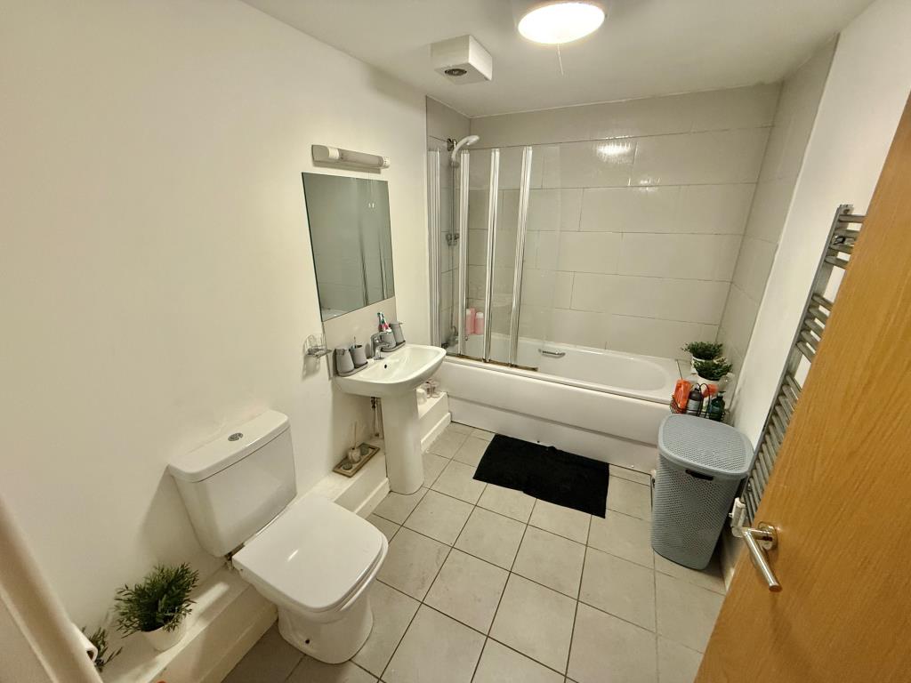 Lot: 93 - GROUND FLOOR TWO-BEDROOM FLAT WITH PATIO - Bathroom with W.C.